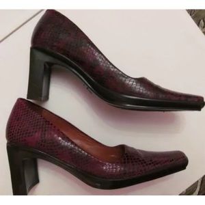 BCBG MAXAZRIA burgundy red python snake shoes 7